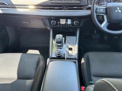 2022 Mitsubishi Outlander ES