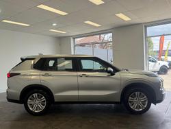 2023 Mitsubishi Outlander ES