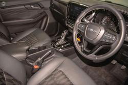 2025 Isuzu D-MAX BLADE