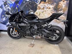 2025 Yamaha YZF-R1 BLACK