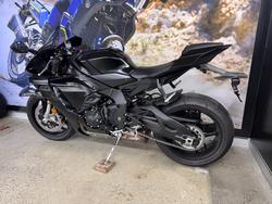 2025 Yamaha YZF-R1 BLACK