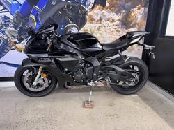 2025 Yamaha YZF-R1 BLACK