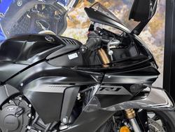 2025 Yamaha YZF-R1 BLACK