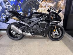 2025 Yamaha YZF-R1 BLACK