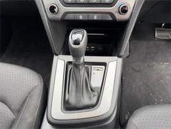 2017 HYUNDAI ELANTRA ACTIVE 2.0 MPI AD Red