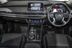 2025 Mitsubishi Outlander ES