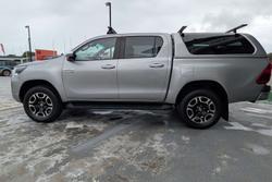 2022 Toyota Hilux SR5