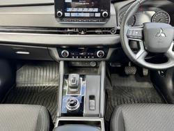 2022 Mitsubishi Outlander LS