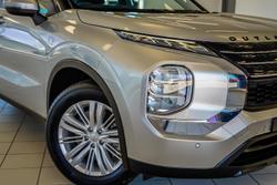 2024 Mitsubishi Outlander ES