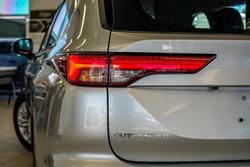 2024 Mitsubishi Outlander ES