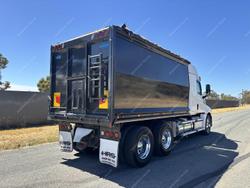 2022 Freightliner Cascadia White