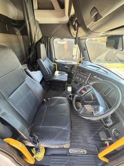 2022 Freightliner Cascadia White