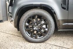 2024 Land Rover Defender 130 P400 Outbound