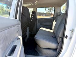 2006 Toyota Hilux SR KUN26R MY05 4X4 Glacier White