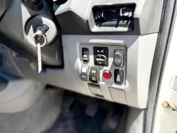 2006 Toyota Hilux SR KUN26R MY05 4X4 Glacier White