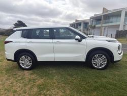 2024 Mitsubishi Outlander ES