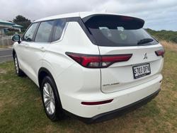 2024 Mitsubishi Outlander ES