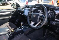 2025 Toyota Hilux SR5 48V