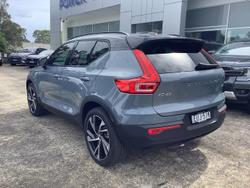 2022 Volvo XC40 T5 R-Design