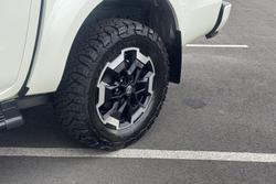 2022 Nissan Navara ST-X