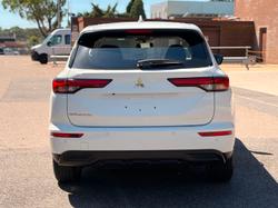 2024 Mitsubishi Outlander ES