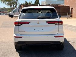 2024 Mitsubishi Outlander ES