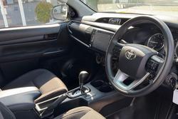 2025 Toyota Hilux SR