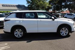 2025 Mitsubishi Outlander ES