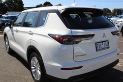 2025 Mitsubishi Outlander ES