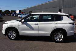 2025 Mitsubishi Outlander ES