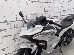 2025 Kawasaki Ninja 500 (EX500G) Ninja White
