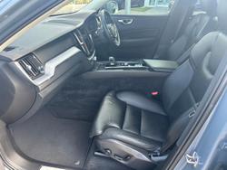 2022 Volvo XC60 B5 Momentum