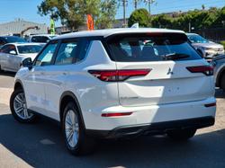2024 Mitsubishi Outlander ES
