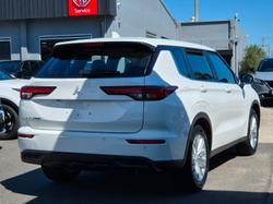 2024 Mitsubishi Outlander ES