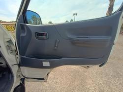 2000 Toyota Hiace Commuter RZH125R French Vanilla