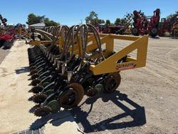 0 SERAFIN ULTISOW USED 2023 8M RIGID SINGLE DISC LINKAGE SEEDER BAR Yellow