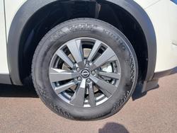 2024 Nissan Pathfinder ST-L