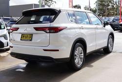 2024 Mitsubishi Outlander ES