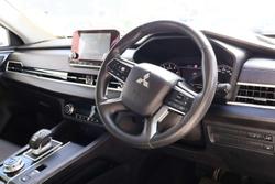 2024 Mitsubishi Outlander ES