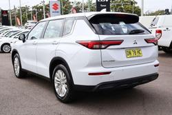 2024 Mitsubishi Outlander ES