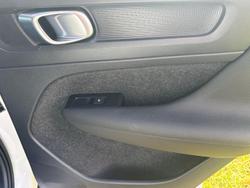 2022 Volvo XC40 Ultimate B5 Dark