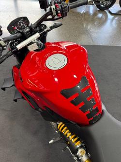 2024 DUCATI STREETFIGHTER V2 Red