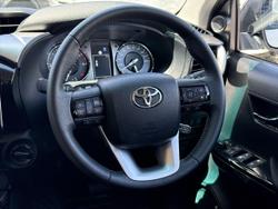 2025 Toyota Hilux SR5 48V