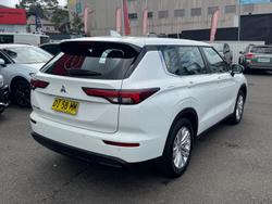 2023 Mitsubishi Outlander ES