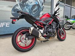 2024 Kawasaki Z900 (ZR900) Red