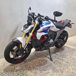 2025 BMW R 1300 R Performance