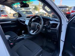 2024 Toyota Hilux SR5 48V