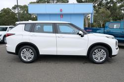 2024 Mitsubishi Outlander ES