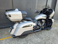 2022 Indian PURSUIT DARK HORSE PREMIUM SILVER QUARTZ SMOKE