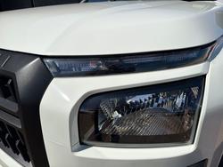 2000 Mitsubishi Triton